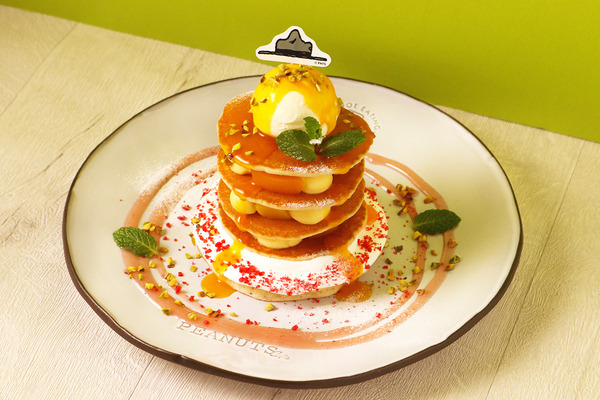 スヌーピーミュージアム「ピーナッツカフェ」の期間限定メニュー「ビ ーグル・スカウトのタワーパンケーキ」（C）2025 Peanuts Worldwide LLC