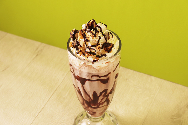 スヌーピーミュージアム「ピーナッツカフェ」の期間限定メニュー「ビーグル・スカウトのマシュマロスモアミルクセーキ」（C）2025 Peanuts Worldwide LLC