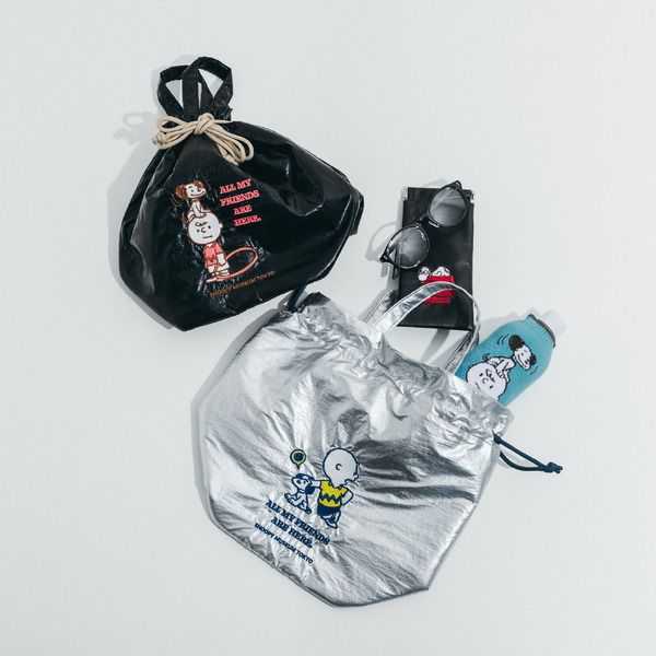 スヌーピーミュージアムのミュージアムショップグッズ「巾着バッグ」（C）2025 Peanuts Worldwide LLC