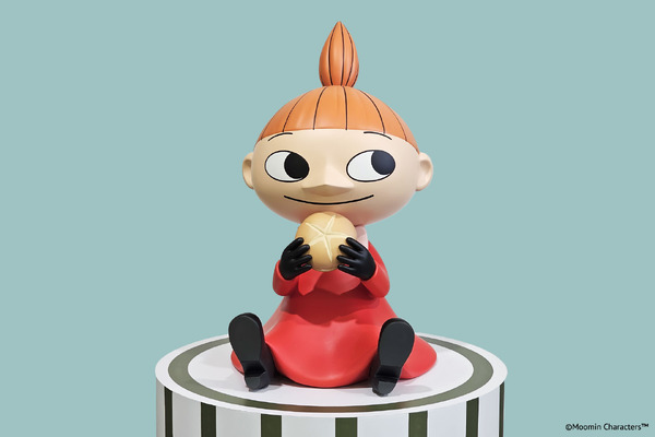 「ムーミンカフェ スタンド」越谷レイクタウンにオープン。入り口のリトルミイ（C）Moomin Characters