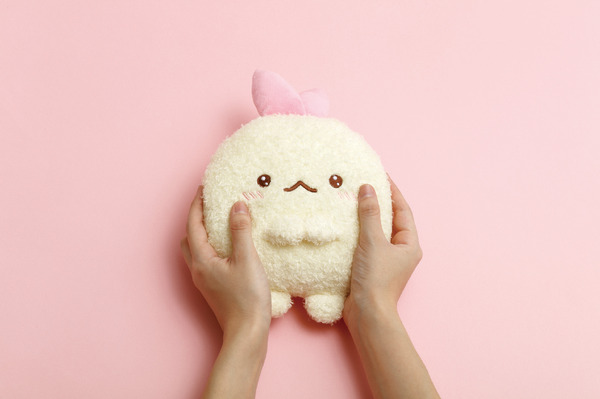 サンエックス「すみっコぐらし みにみにクッション（夢みるしっぽず・えびてんのしっぽ）」使用例（C）2025 SAN-X CO., LTD. ALL RIGHTS RESERVED.