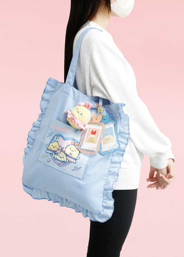サンエックス「すみっコぐらし フリルトートバッグ（夢みるしっぽず）」使用例（C）2025 SAN-X CO., LTD. ALL RIGHTS RESERVED.