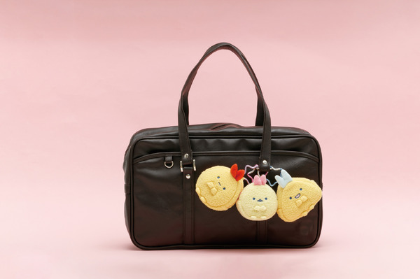 サンエックス「すみっコぐらし ぬいぐるみミニポーチ（夢みるしっぽず）」使用例（C）2025 SAN-X CO., LTD. ALL RIGHTS RESERVED.