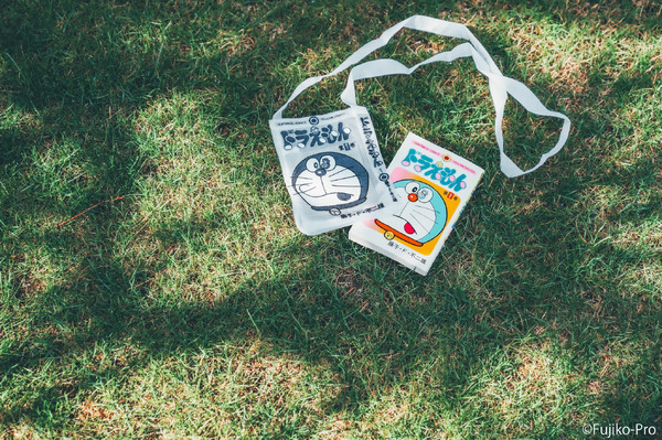 川崎市 藤子・F・不二雄ミュージアムにて「Brigitte Tanaka」コラボアイテムを発売。「SAC COUVERTURE MANGA DORAEMON（サコッシュ）」（C）Fujiko-Pro