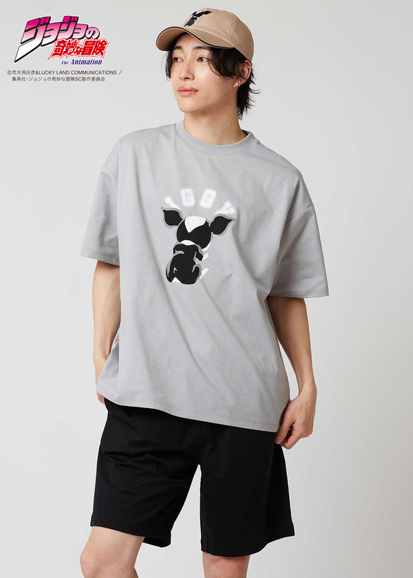 アニメ『ジョジョの奇妙な冒険』シリーズとグラニフがコラボ。「イギーの大好物｜ドライリラックスセットアップ」（C）荒木飛呂彦&LUCKY LAND COMMUNICATIONS／集英社・ジョジョの奇妙な冒険SC製作委員会