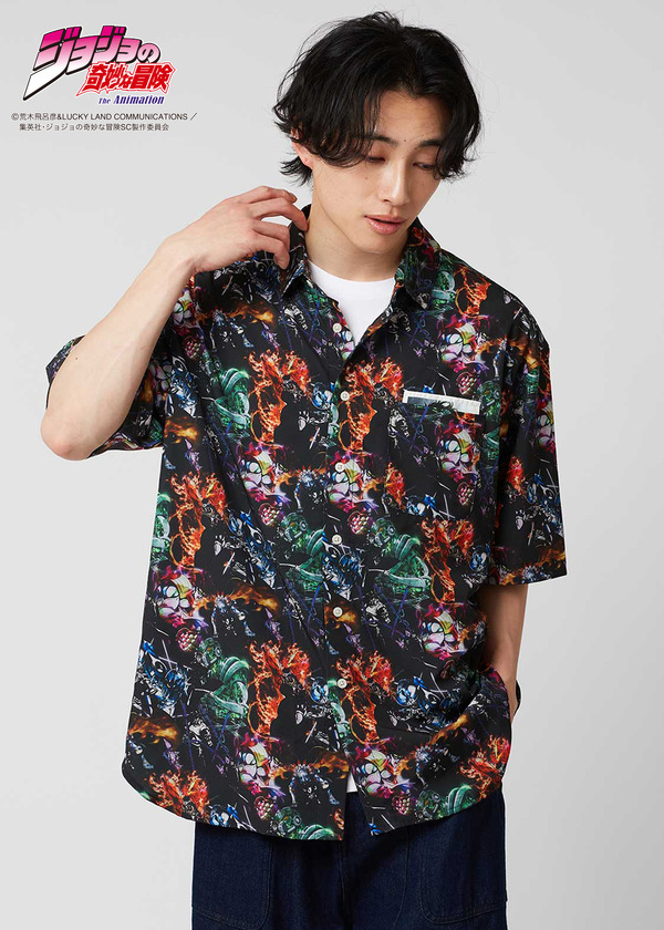 アニメ『ジョジョの奇妙な冒険』シリーズとグラニフがコラボ。「スタンド使い パターン｜ルーズフィット半袖シャツ」（C）荒木飛呂彦&LUCKY LAND COMMUNICATIONS／集英社・ジョジョの奇妙な冒険SC製作委員会