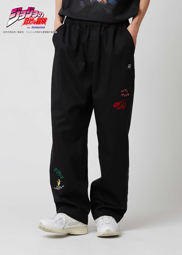 アニメ『ジョジョの奇妙な冒険』シリーズとグラニフがコラボ。「戦う運命｜ルーズフィットチノパン」（C）荒木飛呂彦／集英社・ジョジョの奇妙な冒険製作委員会