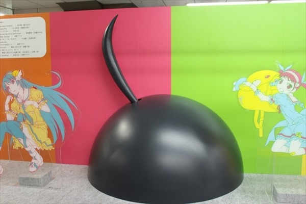 「傷物語」がJR秋葉原駅構内に登場　原画やアクリルフィギュアが並ぶ