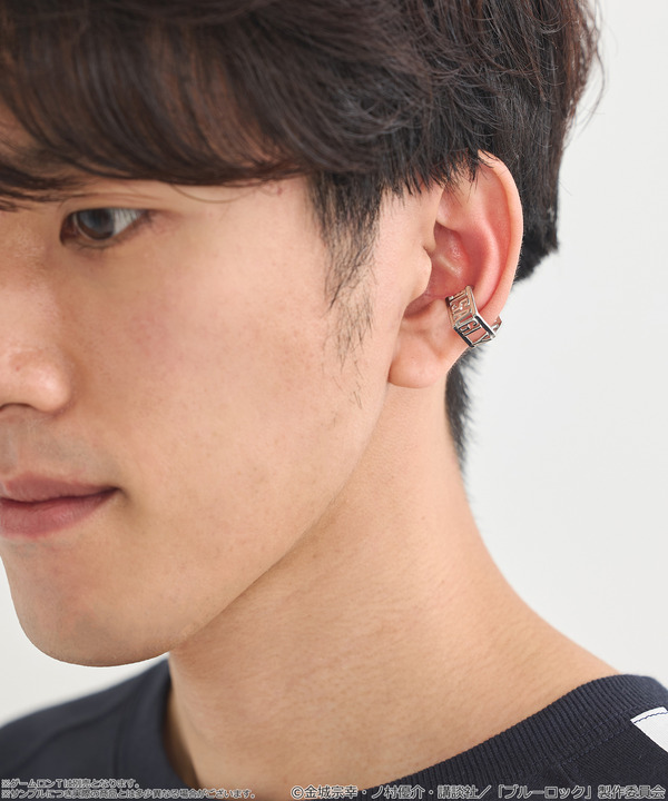 TVアニメ『ブルーロック』× earth music＆ecology Japan Label「マルチWAYイヤーカフネックレス」使用例