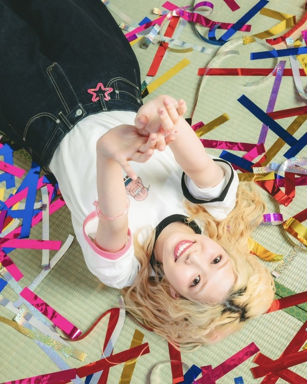 BOCCHI THE ROCK! × CONVERSE TOKYO【HUMAN ROBOT】GRAPHIC RINGER TEE、STAR★ CARABINER　モデル：青山吉能（C）はまじあき／芳文社・アニプレックス