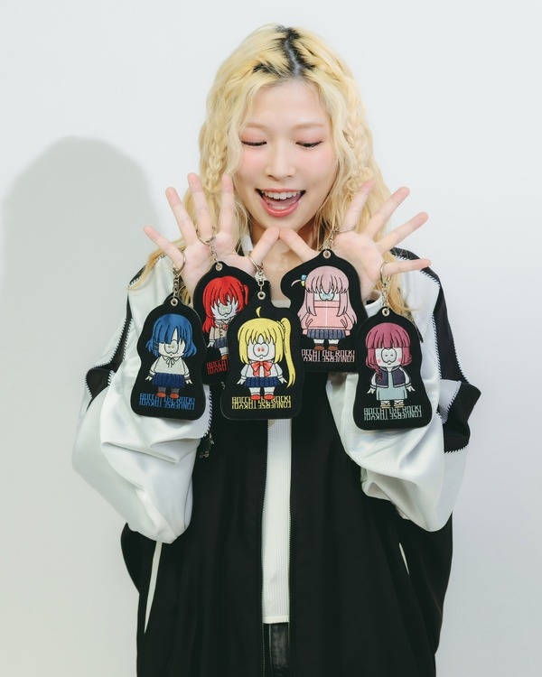 BOCCHI THE ROCK! × CONVERSE TOKYO【HUMAN ROBOT】EMBROIDERY POACH CHARM　モデル：青山吉能（C）はまじあき／芳文社・アニプレックス
