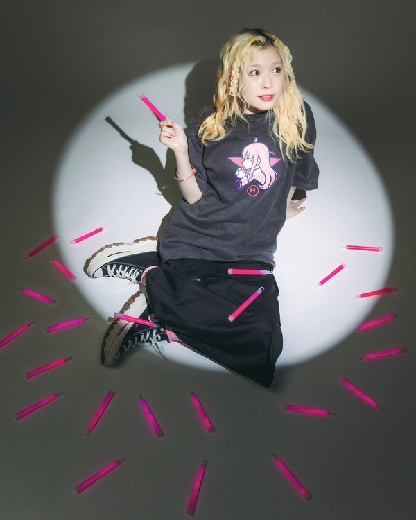 BOCCHI THE ROCK! × CONVERSE TOKYO【美好よしみ】GRAPHIC TEE　モデル：青山吉能（C）はまじあき／芳文社・アニプレックス