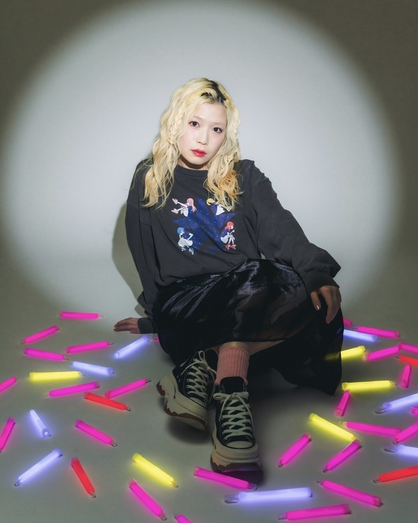 BOCCHI THE ROCK! × CONVERSE TOKYO【美好よしみ】「結束バンド」GRAPHIC LONGSLEEVE TEE　モデル：青山吉能（C）はまじあき／芳文社・アニプレックス