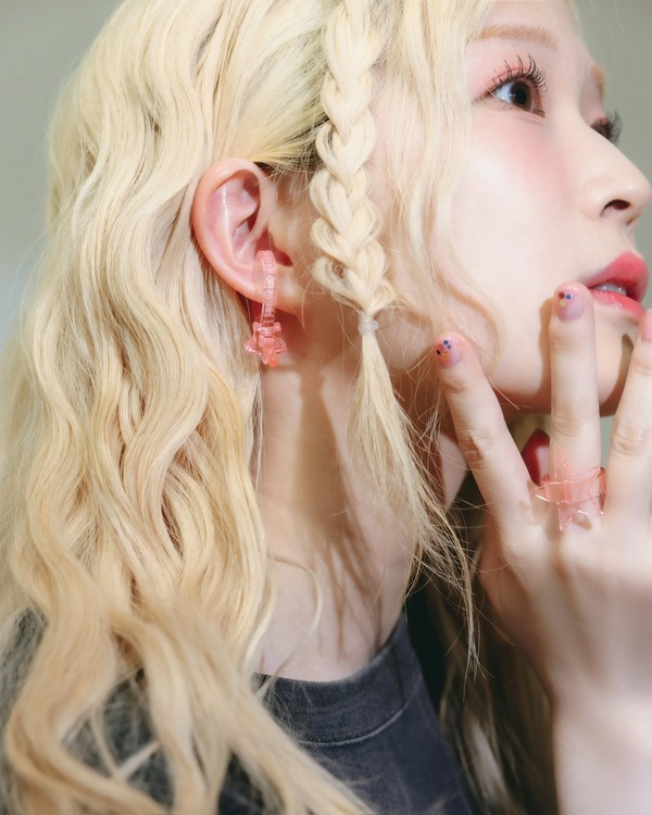 BOCCHI THE ROCK! × CONVERSE TOKYO【JISS】「結束バンド」STAR★ RING、【JISS】「結束バンド」STAR★ EAR CUFF　モデル：青山吉能（C）はまじあき／芳文社・アニプレックス