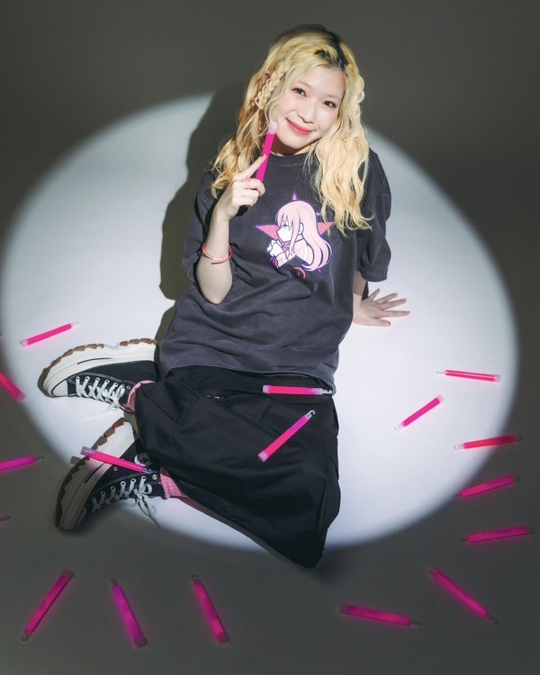 BOCCHI THE ROCK! × CONVERSE TOKYO【美好よしみ】GRAPHIC TEE　モデル：青山吉能（C）はまじあき／芳文社・アニプレックス