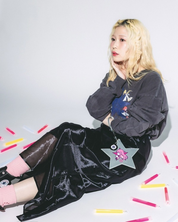 BOCCHI THE ROCK! × CONVERSE TOKYO【美好よしみ】「結束バンド」GRAPHIC LONGSLEEVE TEE　モデル：青山吉能（C）はまじあき／芳文社・アニプレックス