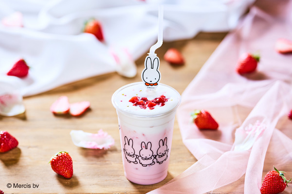 Everyday Celebration Kitchenの「ミッフィーのセレブレーションいちごラテ」（C）Mercis bv