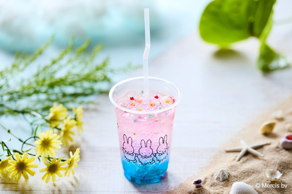 Holiday Picnic Cafeの「ミッフィーのきらきら青空ソーダ」（C）Mercis bv