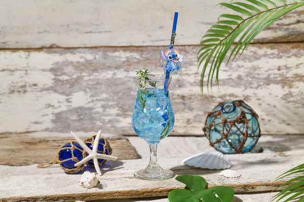 ルミネエスト新宿に「スティッチ」OH MY CAFEが期間限定オープン。「<スティッチ>ブルーレモネード」（C）Disney