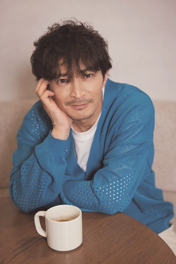 色気溢れる声優&俳優・津田健次郎と「夫婦生活」風撮り下ろしグラビア