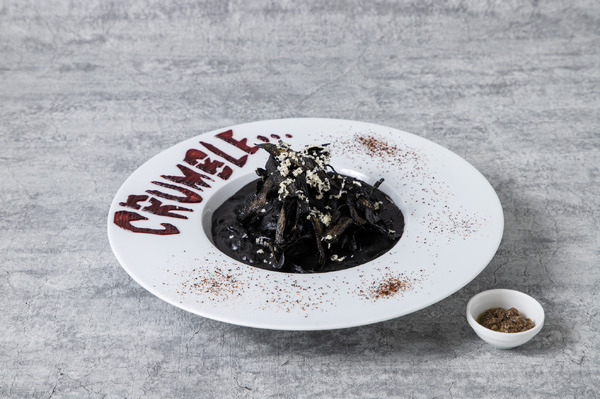 死柄木弔のCRUMBLEカレーイカスミパスタ（C）堀越耕平／集英社