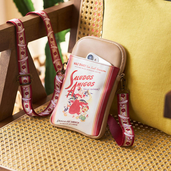 『三人の騎士』スマートフォンショルダーバッグ 4,990円（税込）（C）Disney