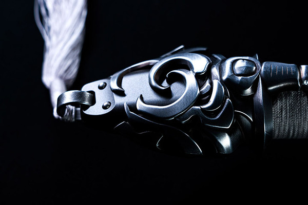 細部の造形まで再現した柄頭（つかがしら）