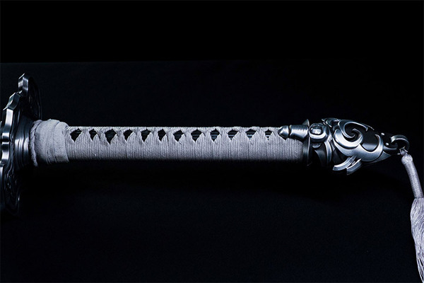 柄巻は組紐を採用し、ウェザリング加工を施してリアルな質感を再現