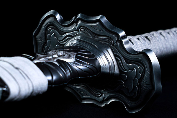 ダイキャスト加工で製造した鍔