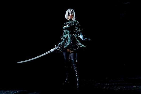 モデル身長170cm（撮影時は高さ8cmほどのヒール着用）