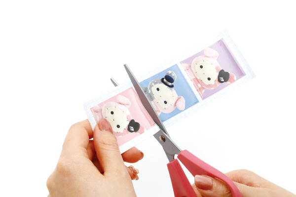 「えらんでコ証明写真風シール」を切り取る（C）2025 SAN-X CO., LTD. ALL RIGHTS RESERVED.