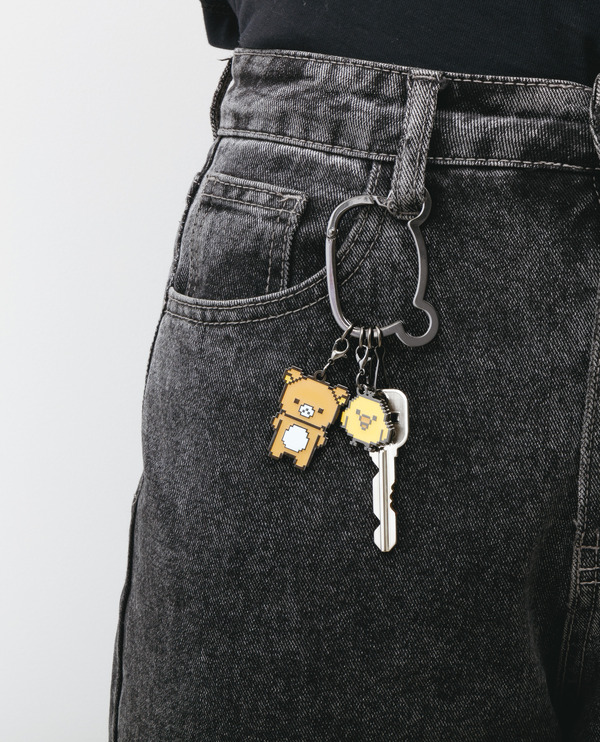 「ゲーミングリラックマ メタルカラビナキーホルダー リラックマ＆キイロイトリ」（C）2025 SAN-X CO., LTD. ALL RIGHTS RESERVED.