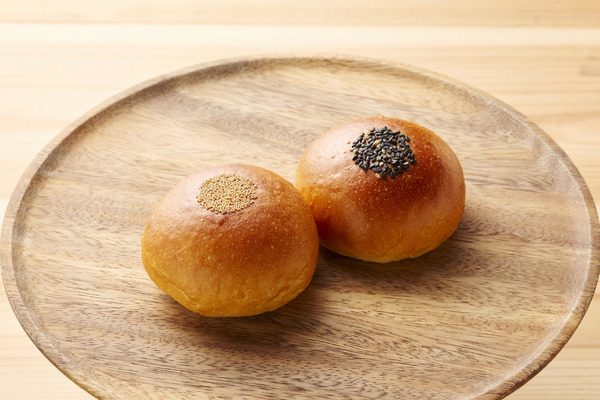 「ミルクスタンド シベリ・あん」のあんぱん（左がこしあん、右がつぶあん）