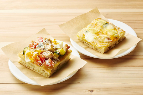 「カフェ 大陸横断飛行」のピザ新メニュー（左が“コロネーションサラダ”、右が“6種のチーズ”）