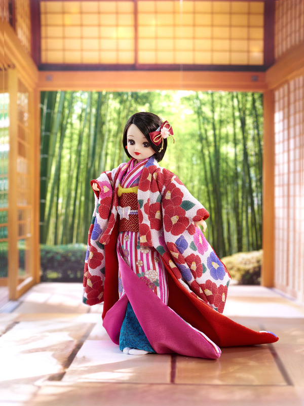 タカラトミーモール限定着物をまとった大人のリカちゃん「プレミアムリカ Kimono 和椿」（C）ＴＯＭＹ