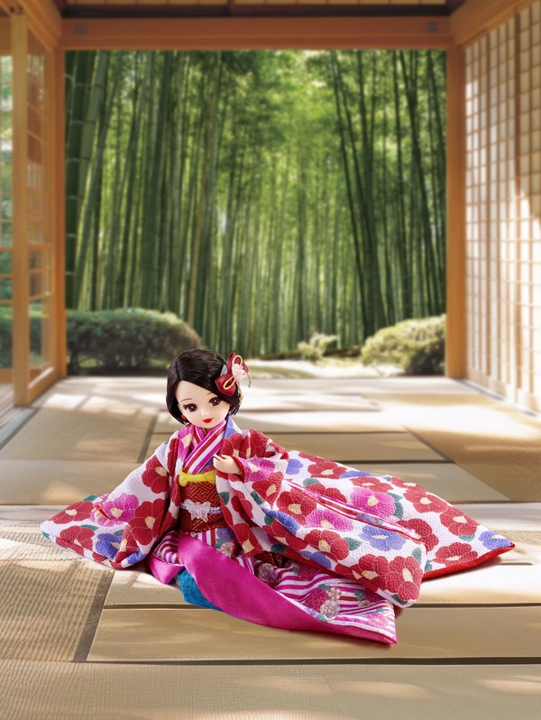 タカラトミーモール限定着物をまとった大人のリカちゃん「プレミアムリカ Kimono 和椿」（C）ＴＯＭＹ