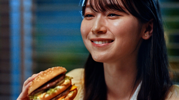 ビッグマック「明日も 笑おう あの頃も今も」篇メインカット