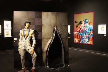 立体と原画の組み合わせが、会場を演出する。