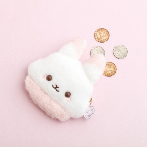 「ぬいぐるみコインケース シュガーココムー」使用例（C）2025 SAN-X CO., LTD. ALL RIGHTS RESERVED.