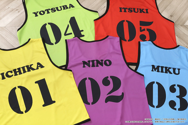 アニメ『五等分の花嫁＊』サマービブスフェア「ビブス」（C）春場ねぎ・講談社／「五等分の花嫁＊」製作委員会