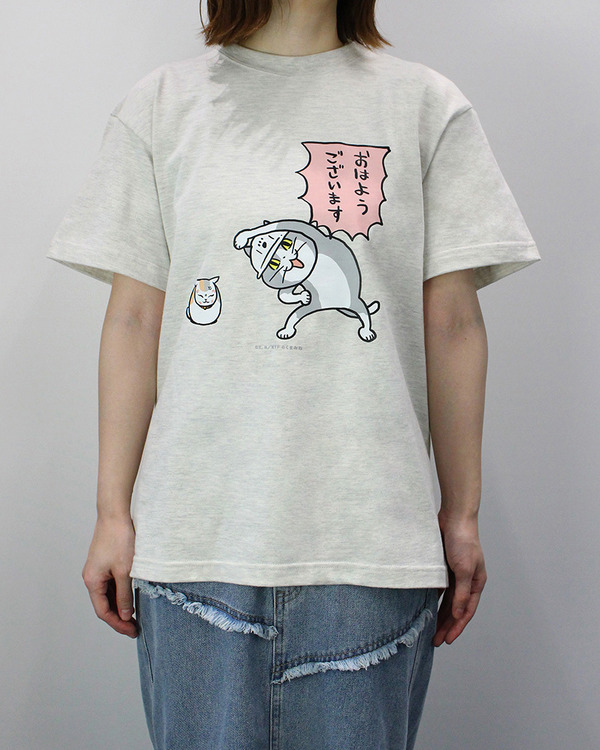 TVアニメ『夏目友人帳』ニャンコ先生×仕事猫「ちょこっとセレクト Tシャツ」（C）緑川ゆき・白泉社/「夏目友人帳」製作委員会（C）くまみね工房