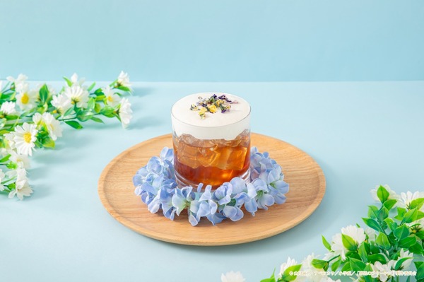 「葬送のフリーレンカフェ ～Flower Garden～」ドリンク：蒼月草（C）山田鐘人・アベツカサ/小学館/「葬送のフリーレン」製作委員会