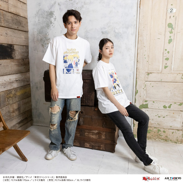 左（男性モデル）：チェキフォトTシャツ 1（武道）、右（女性モデル）：TチェキフォトTシャツ2（マイキー）