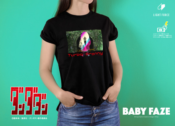 TVアニメ『ダンダダン』「オーロラリフレクションTシャツ　ターボババア」（C）龍幸伸／集英社・ダンダダン製作委員会