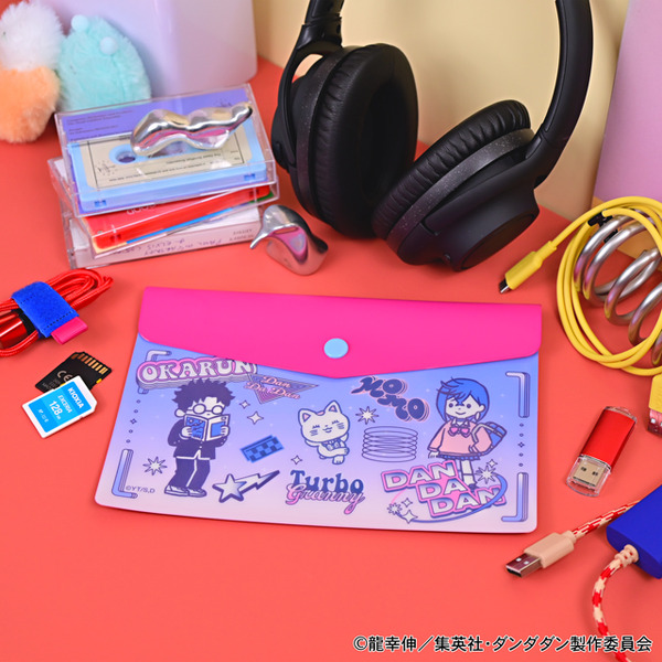 TVアニメ『ダンダダン』「エンベロープケース（モモ ・ オカルン ・ ターボババア【招き猫】）」（C）龍幸伸／集英社・ダンダダン製作委員会