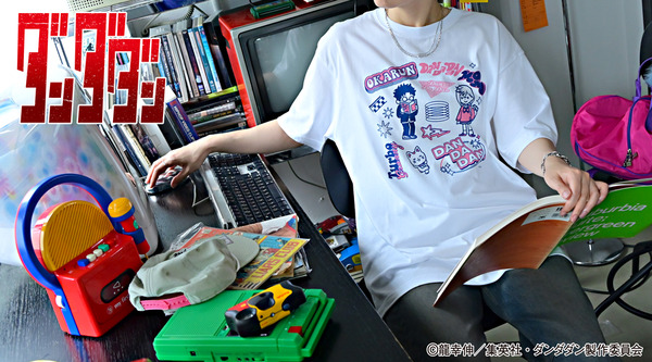 TVアニメ『ダンダダン』「ビッグ T シャツ（モモ ・ オカルン ・ ターボババア【招き猫】）」（C）龍幸伸／集英社・ダンダダン製作委員会