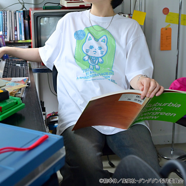 TVアニメ『ダンダダン』「ビッグ T シャツ（ターボババア【招き猫】）」（C）龍幸伸／集英社・ダンダダン製作委員会