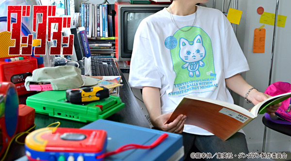 TVアニメ『ダンダダン』「ビッグ T シャツ（ターボババア【招き猫】）」（C）龍幸伸／集英社・ダンダダン製作委員会