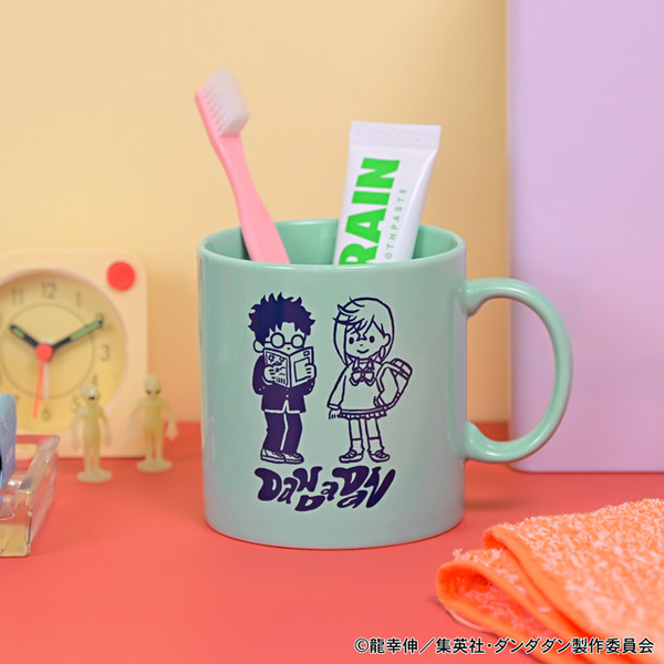 TVアニメ『ダンダダン』「たっぷりマグカップ（モモ ・ オカルン）」（C）龍幸伸／集英社・ダンダダン製作委員会