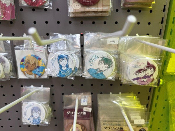 名探偵コナンのバッジ（写真：合同会社Rouse  李啓源）